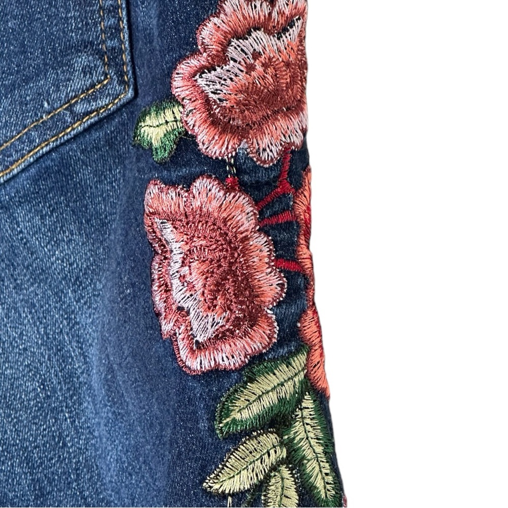 Kut from the Kloth Connie Floral Embroidered Ankle Crop Raw Edge Jeans - Picture 7 of 14